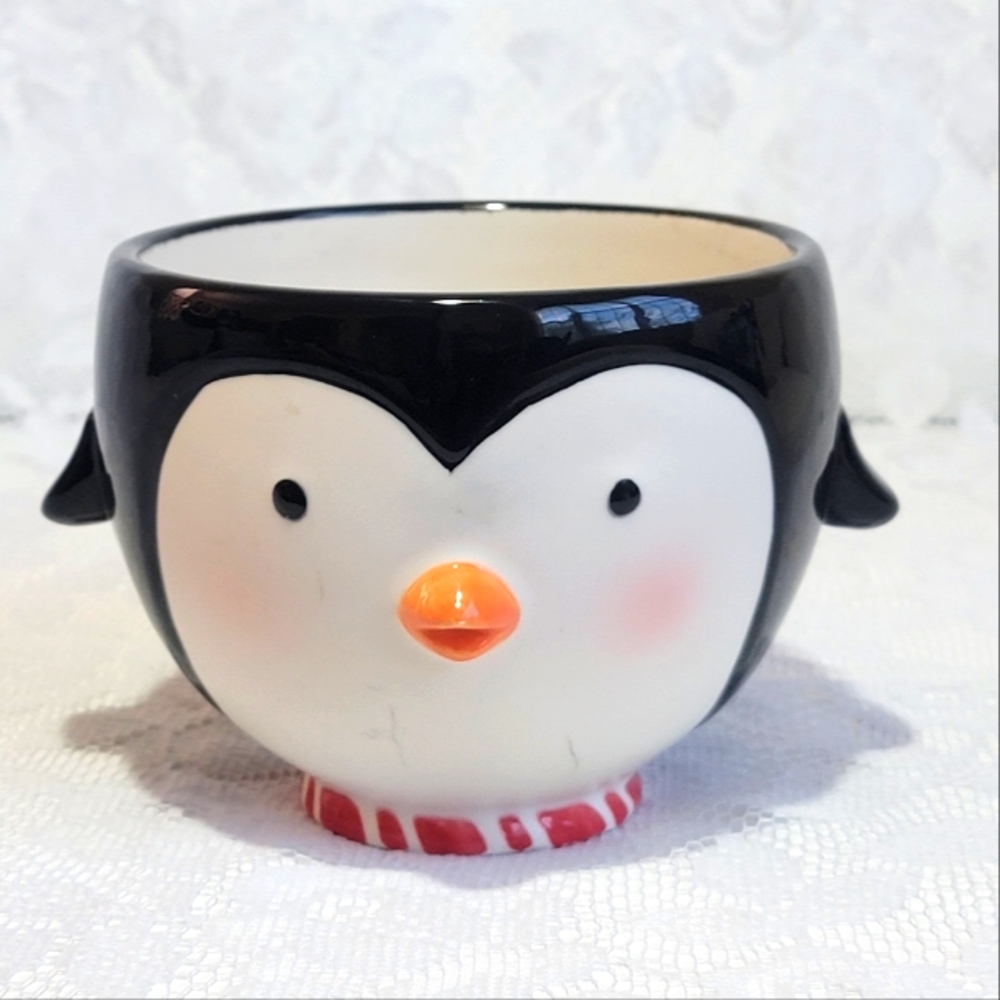Hallmark 2007 Colorful Ceramic Penguin Shaped Treats Soup Bowl Candy Dish